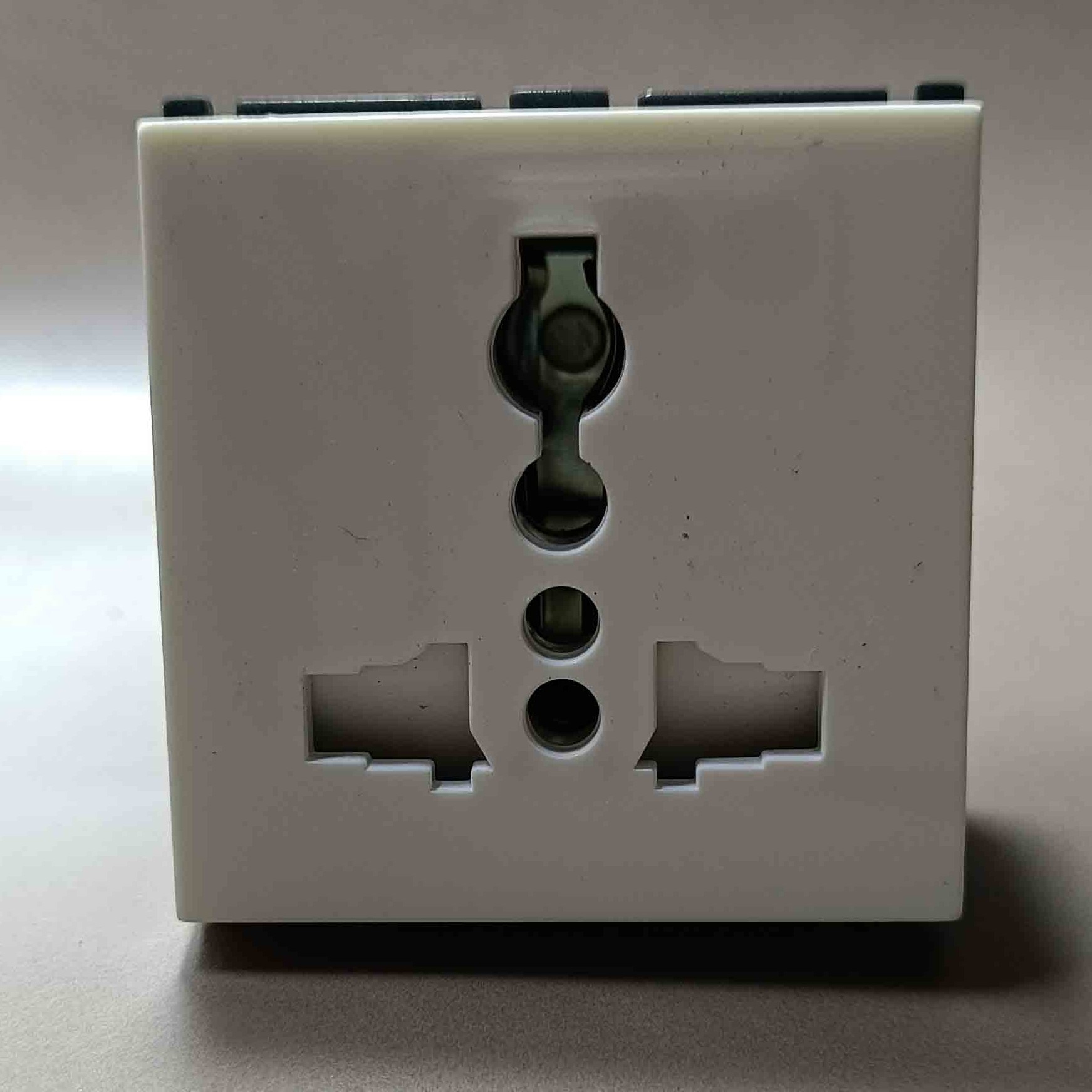 GOLDMEDAL AIR 10A UNIVERSAL MULTI SOCKET (WITH SAFETY SHUTTER)